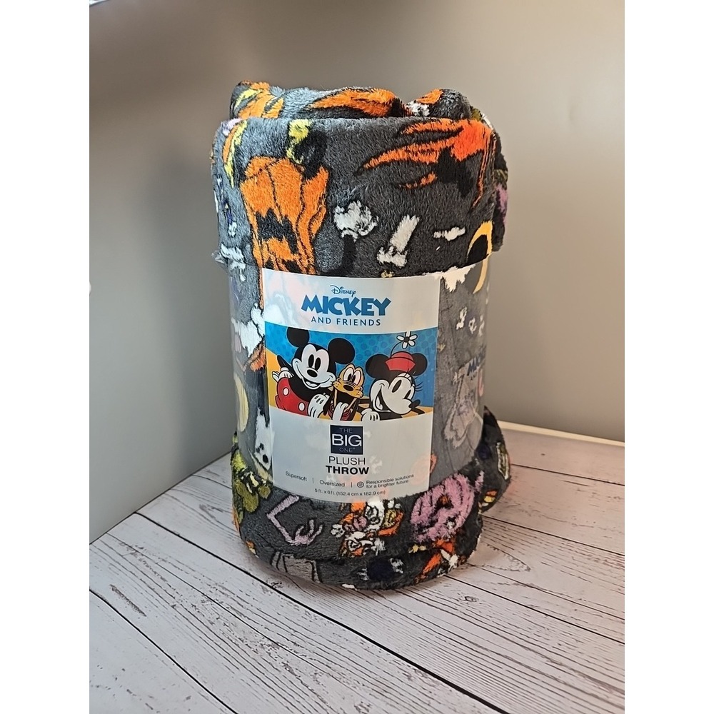 The Big One Disney Halloween Mickey & Friends‎ Plush Throw Blanket 5' x 6' Foot - Picture 4 of 5